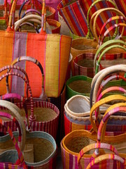 Une multitude de paniers colorés