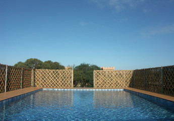 Une piscine en extérieur 