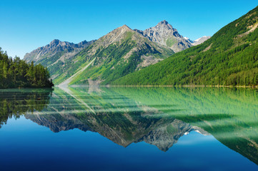 Fototapeta na wymiar Krajobraz gór odzwierciedlenie w spokojne jezioro