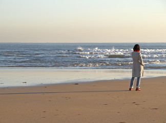 Mujer mirando al mar en la playa
