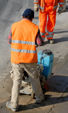 operai in cantiere stradale