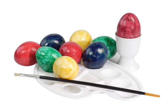 Bunte Ostereier mit Malutensilien