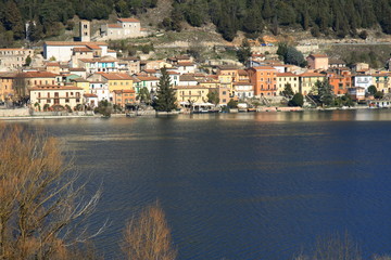 borgo sul lago