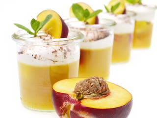 nektarienekompott mit vanillesahne