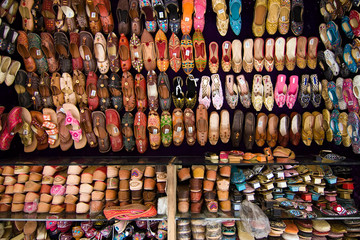 Fototapeta na wymiar Stoisko z indian sklepu skórzane kapcie - Jodhpur, Indie
