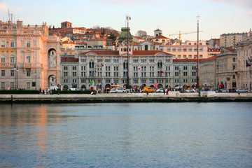 Fototapeta na wymiar Włochy, Trieste, Piazza Unita d'Włochy od Molo Audace