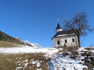 bergkapelle im winter in den tiroler alpen