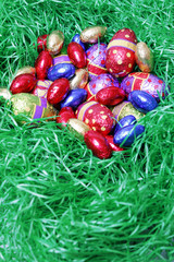 Ostern, Schokoeier in grünem Stroh