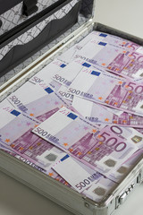 Aktenkoffer mit 500 Euroscheinen