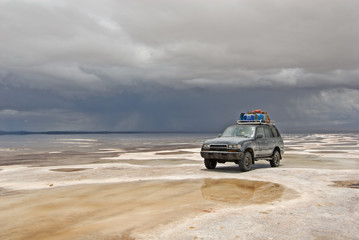 Fototapeta na wymiar jeep w słone jezioro Salar de Uyuni w Boliwii.