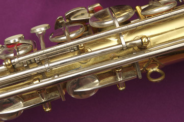 Obraz na płótnie Canvas Saksofon wobec fioletu, zbliżenie z sześciu zaworów z kluczami