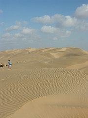 Fototapeta na wymiar randonneur dans le désert