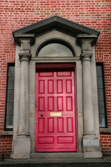 Fototapeta na wymiar Gruziński architektury Dublin - czerwone drzwi w starym budynku