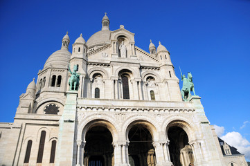 Fototapeta na wymiar Basilique du Sacre Coeur looking up