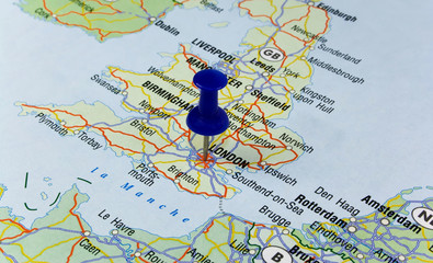 Obraz premium Blue pin pointing on london in europe map