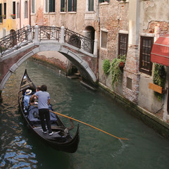 Fototapeta na wymiar Gondola na wąski kanał Wenecja Włochy