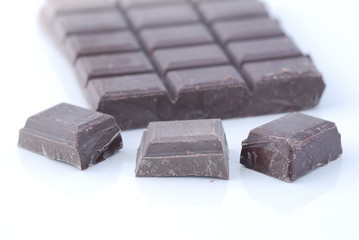 Carrés et tablette de chocolat noir