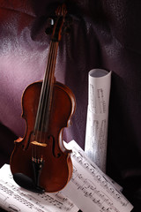 Fototapeta na wymiar Stare skrzypce instrument i arkusz muzyki na ciemnym