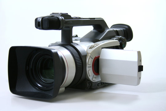Professionelle Videokamera auf dem weißen Hintergrund
