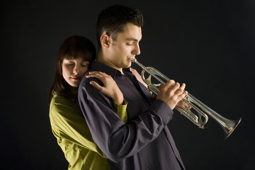 Fototapeta na wymiar The woman huging the trumpet man. 