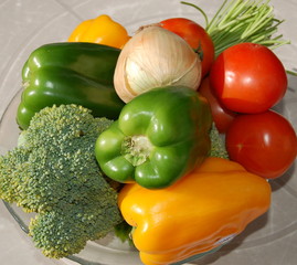 Teller mit frischem Gemüse