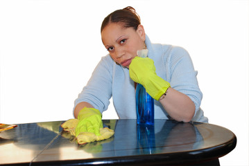 femme essuyant une table de salon
