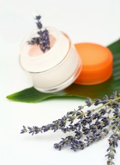 Moisturizing face cream with lavender