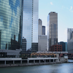 Fototapeta na wymiar El pociągu i Chicago skyline