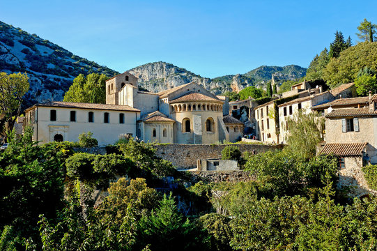 le village de saint guilhem le desert