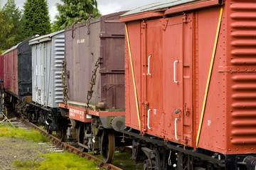 Fototapeta na wymiar Zabytkowy tabor kolejowy na linii kolejowej konserwowanego