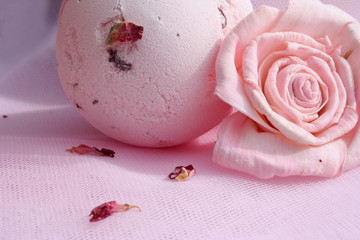 Bomba de ba&ntilde;o y rosa  (macro 2)