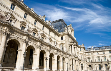 Fototapeta na wymiar Louvre budynek w Paryżu. Szeroki kąt widzenia.
