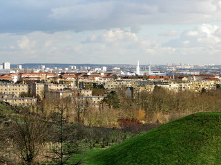 Vue de la ville du Bourget avec fusées blanches au loin.