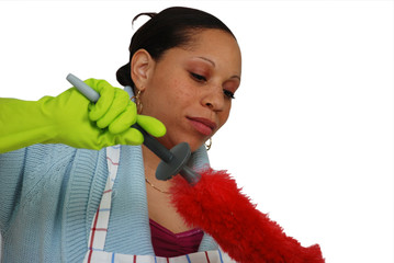 femme depoussierant un meuble