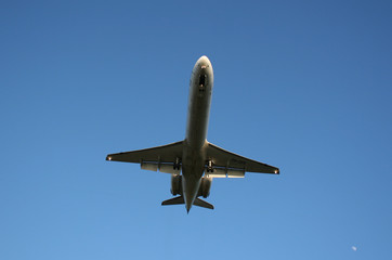 Fototapeta na wymiar Commuter Jet landing