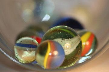 biglie multicolori in un bicchiere di vetro