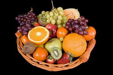 Obstkorb vor schwarzem Hintergrund