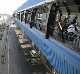 Keuken spatwand met foto perspective of elevated metro station, delhi, india © paul prescott