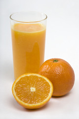 Oranges et verre de jus d'orange