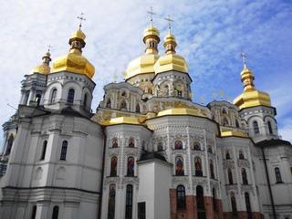 Fototapeta na wymiar złote dachy CHERSKA Ławra w Kijowie