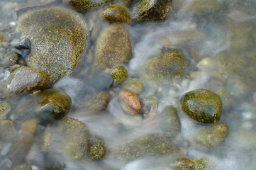 les galets dans le ruisseau