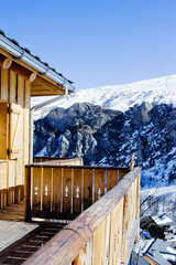 Balcon d'un chalet à la montagne