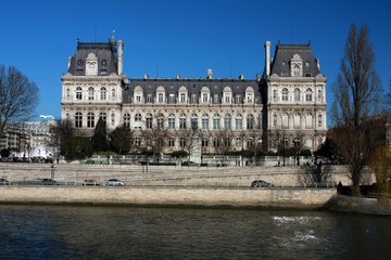 Fototapeta na wymiar The Town Hall seen from the Seine river's quay, Paris, France