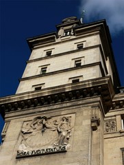 Building with a solar clock