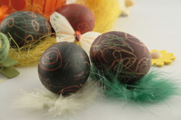 2 handbemalte Ostereier auf Federn