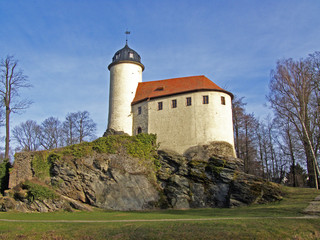 Fototapeta na wymiar Kleine Burg auf Felsen
