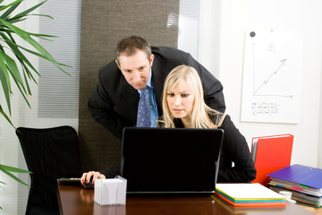 Homme et femme au bureau