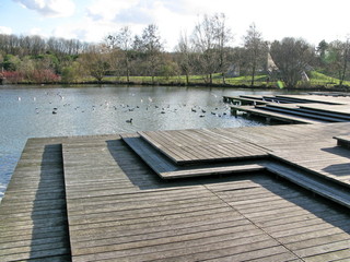 Ponton de bois g&eacute;om&eacute;trique et petit lac.