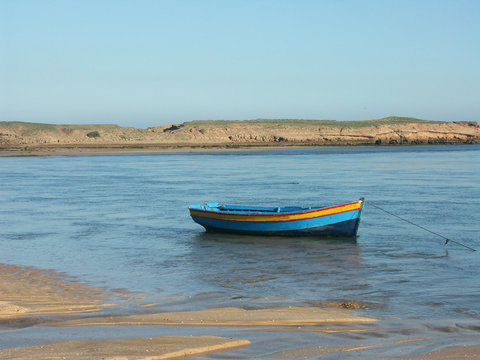 Une barque de plaisance dans la lagune de Oualidia au Maroc