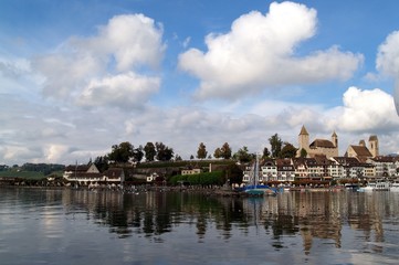 Fototapeta na wymiar Rapperswil nad brzegiem jeziora